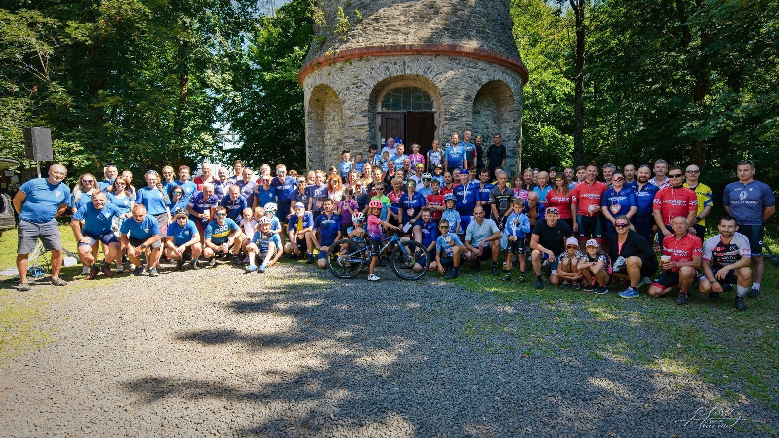 Společná fotografie účastníků Tour de Jedlová 2026