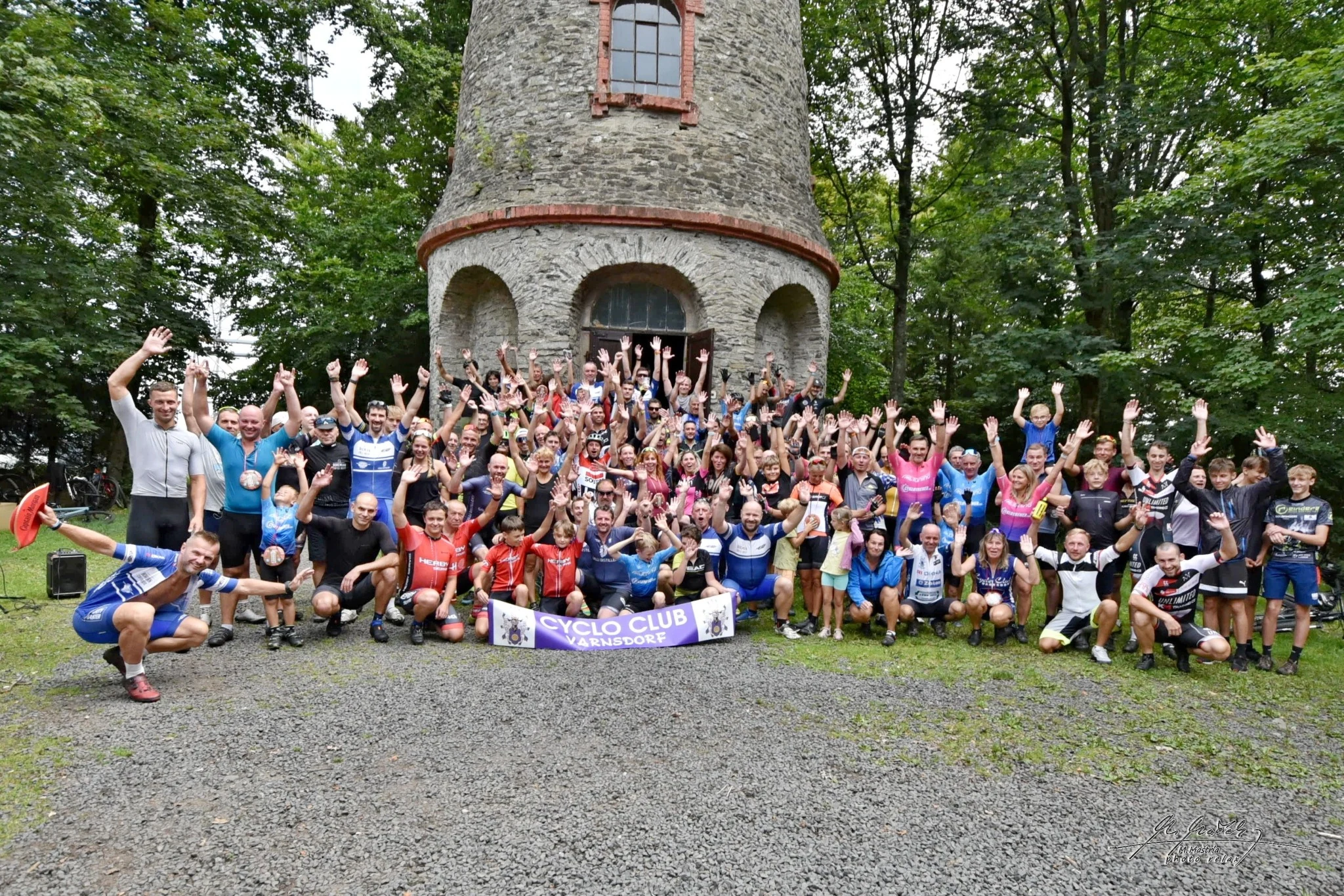 Společná fotografie účastníků Tour de Jedlová 2024
