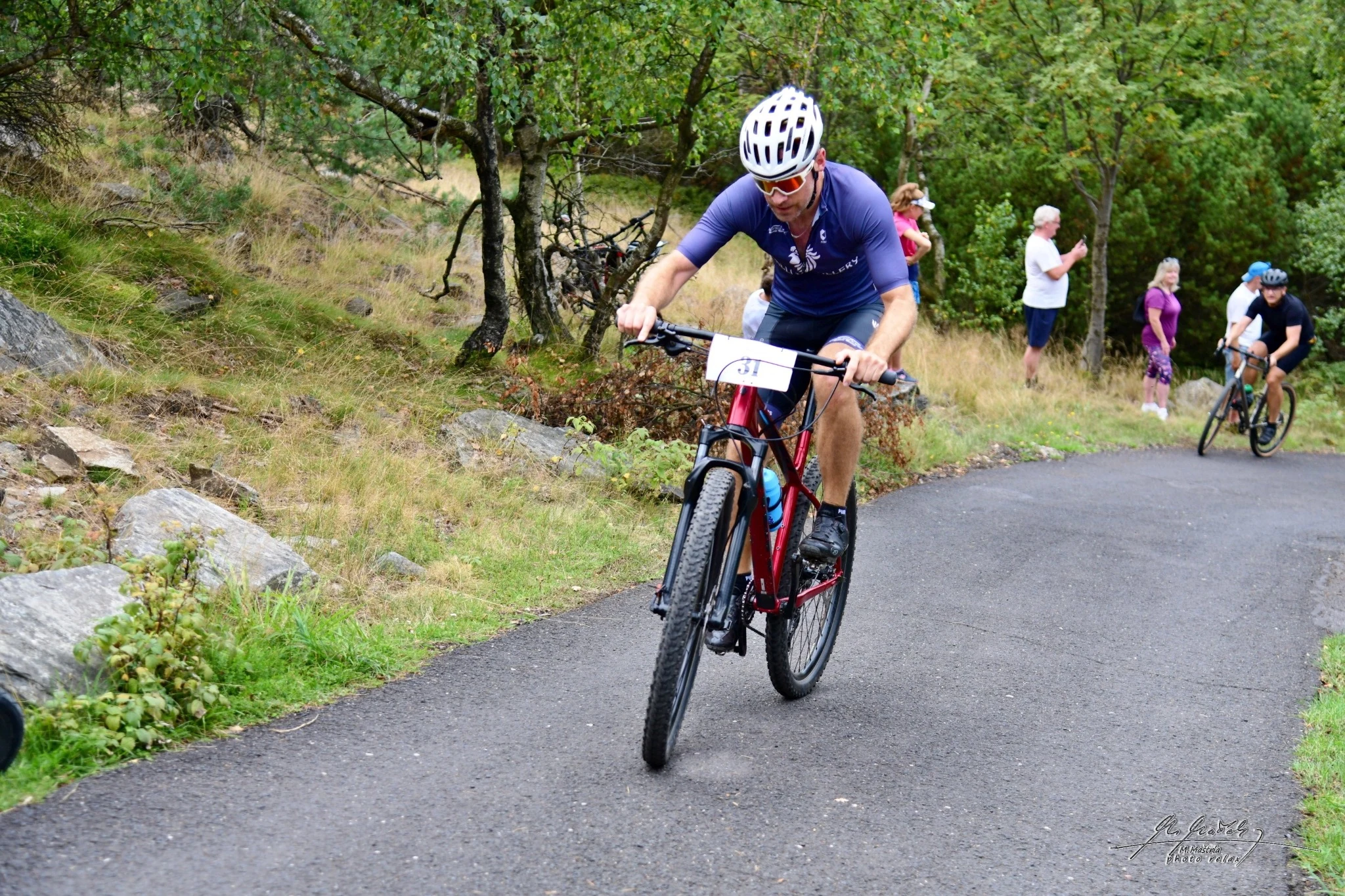 Závodník při stoupání na Jedlovou 2024